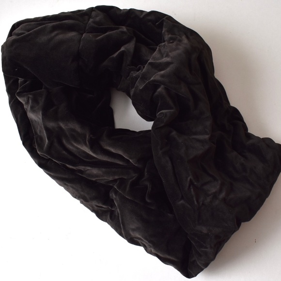 Oversized velvet infinity scarf - Picture 5 of 6